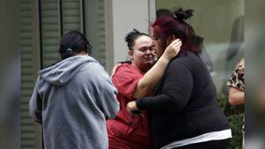 La gente reacciona fuera del Centro Cívico en Uvalde, Texas, el martes 24 de mayo de 2022. Un hombre armado de 18 años abrió fuego en una escuela primaria de Texas, matando a varias personas. Foto: AP/ Dario Lopez-Mills.