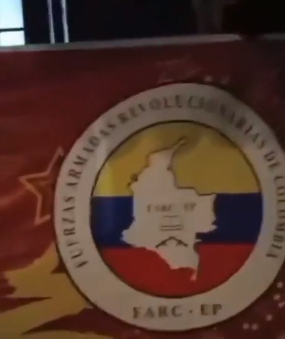 En el video se ve una pancarta similar a la instalada por varios hombres en el municipio de La Calera.