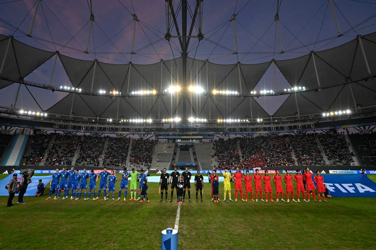 Players of Italy (L) and South  Korea list to the anthems before the start of their Argentina 2023 U-20 World Cup semi-final match between Italy and South Korea at the Estadio Unico Diego Armando Maradona stadium in La Plata, Argentina, on June 8, 2023. (Photo by Luis ROBAYO / AFP)