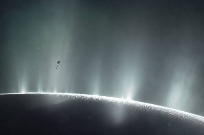 Expulsión de gases en Encélado, luna de Saturno.