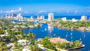 Horizonte de Fort Lauderdale, Florida, Estados Unidos sobre Barrier Island.