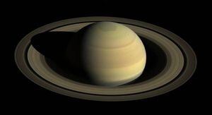 La gravedad de Saturno arrastra los anillos hacia él bajo la influencia, también, de su campo magnético. Foto: NASA/JPL-Caltech/Space Science Institute