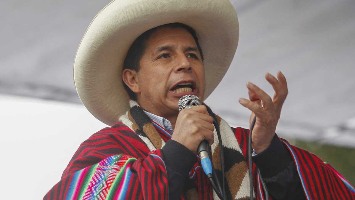 El presidente peruano, Pedro Castillo, vestido con el atuendo típico andino, habla durante una manifestación masiva que pide estabilidad política y económica en Juliaca, región de Puno, Perú, el 7 de diciembre de 2021, mientras el parlamento de mayoría opositora del país discute si se debe o no Realizar un juicio político para el líder de izquierda. - El Congreso de Perú, controlado por la oposición de derecha, inició una sesión plenaria el martes para decidir si abre un juicio político de acusación para el presidente de izquierda Pedro Castillo. La sesión debe concluir con el voto decisivo. (Foto de Carlos MAMANI / AFP)