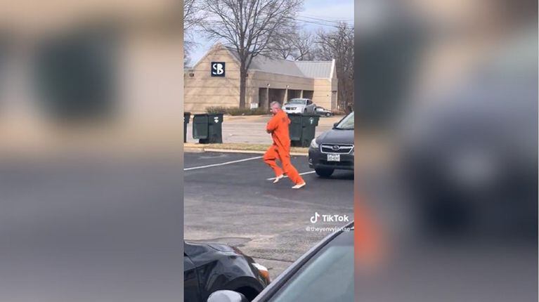 En video quedó registrado el momento en el que un preso protagonizó un intento de fuga cuando era trasladado por las autoridades en una camioneta oficial.