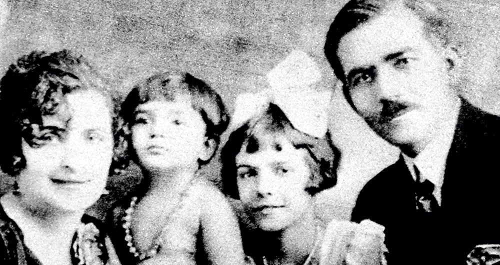 Nueva York, 1924. La familia, de izq. a der.: Evangelia, su madre; María; Jacquie, su hermana, y George Callas, el padre.