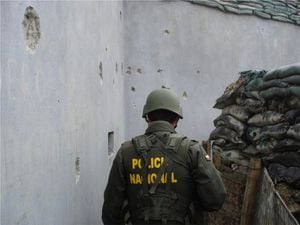 Los constantes hostigamientos por parte de la guerrilla a la estación de Policía de Toribío son evidentes en los muros de concreto que blindan la estación.