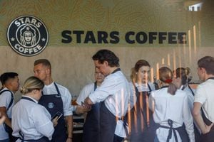 Los miembros del personal se preparan para el lanzamiento de la nueva cafetería "Stars Coffee", que abre tras la salida de la empresa Starbucks Corp del mercado ruso, en Moscú, Rusia, el 18 de agosto de 2022. Foto REUTERS/Maxim Shemetov 