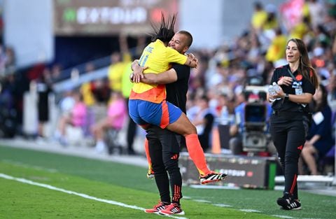 Catalina Usme celebrando el gol con el técnico.
