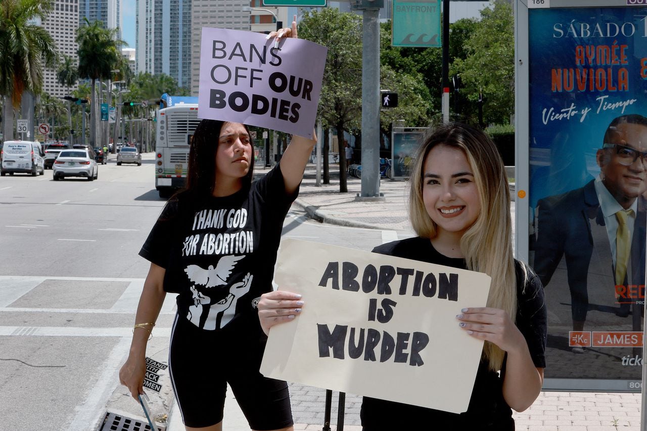 Manifestantes en Florida protestan tras la filtración de una decisión de la Corte Suprema sobre el aborto.