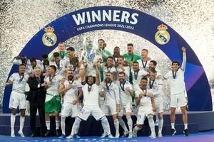 Marcelo levanta la 'orejona' como capitán del Real Madrid campeón de Europa