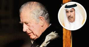   El jeque Hamad bin Jassim habría entregado al príncipe Carlos tres millones de euros en efectivo dentro de bolsas de una lujosa marca de comida. 