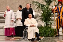 El sumo pontífice fue visto en silla de ruedas.