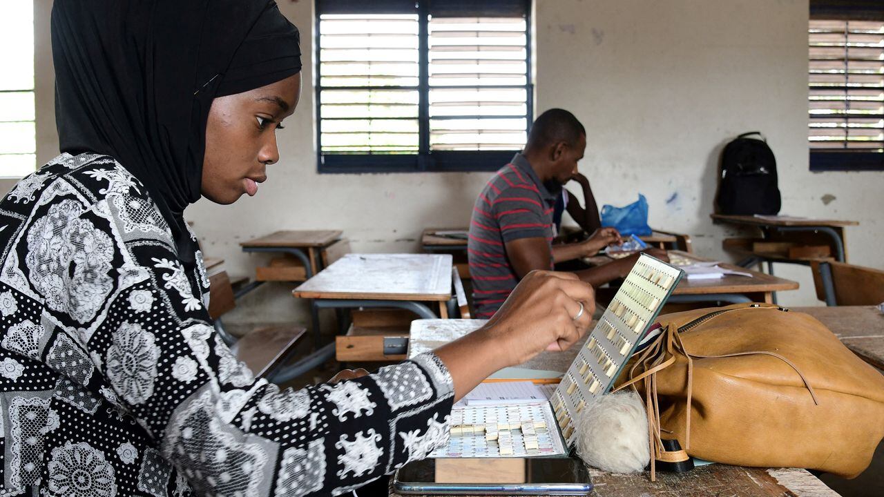 La jugadora Issakha Marie Diallo participa en un mini torneo de Scrabble. Luego de ser obligados a la virtualidad, muchos jugadores compiten ahora en pequeños torneos. Foto de Seyllou / AFP