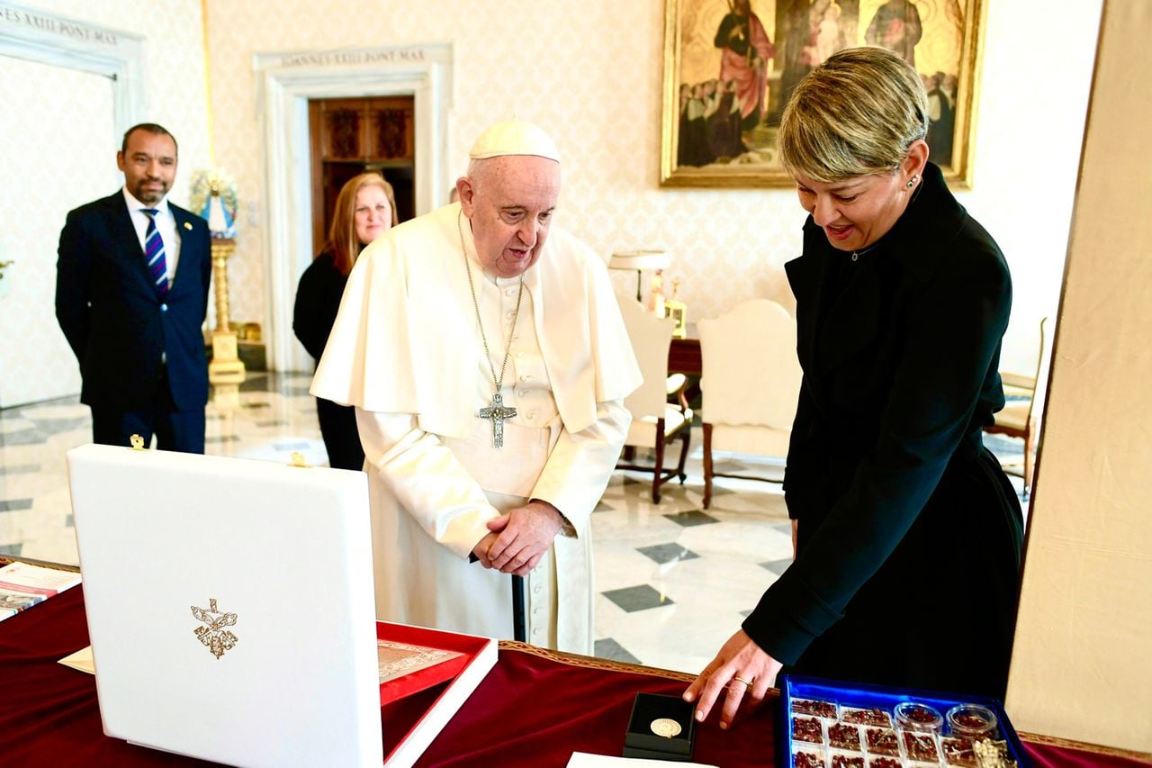 El papa Francisco y la primera dama colombiana Verónica Alcocer.