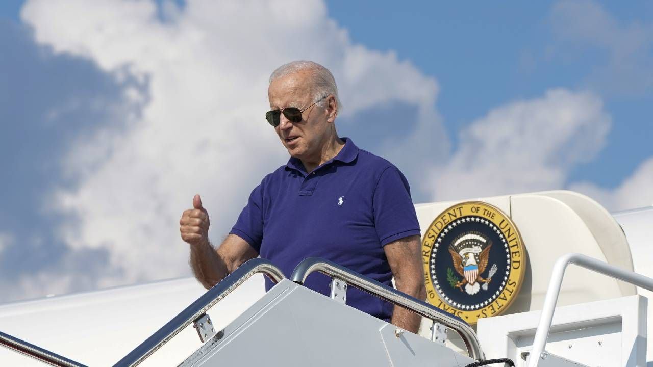 El presidente Joe Biden sube al Air Force One en la base aérea de Andrews, Maryland, el viernes 26 de agosto de 2022. Foto: AP /Jacquelyn Martin.
