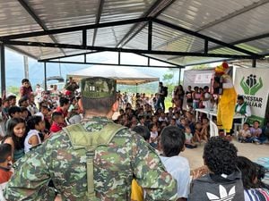 Las Fuerzas Militares adelantaron una jornada de entrega de kits escolares en Mocoa, Putumayo.