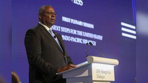 El Secretario de Defensa de Estados Unidos, Lloyd Austin, habla durante una sesión plenaria en el 19º Diálogo de Shangri-la del Instituto Internacional de Estudios Estratégicos (IISS), el foro anual de defensa y seguridad de Asia, en Singapur. Foto: AP/Danial Hakim.