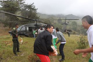 un helicóptero UH-60 ‘Blackhawk’ de la Fuerza Aeroespacial Colombiana realizó el transporte de elementos de primera necesidad para solventar la emergencia en este municipio.