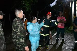 Organismos de protección y rescate se trasladaron a la zona para ayudar a las familias afectadas.