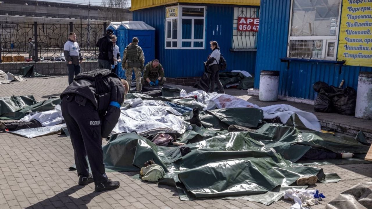 Varios cuerpos sin vida de civiles yacen en el suelo en la estación de trenes de Kramatorsk, Ucrania, tras un ataque con cohetes el ejército ruso