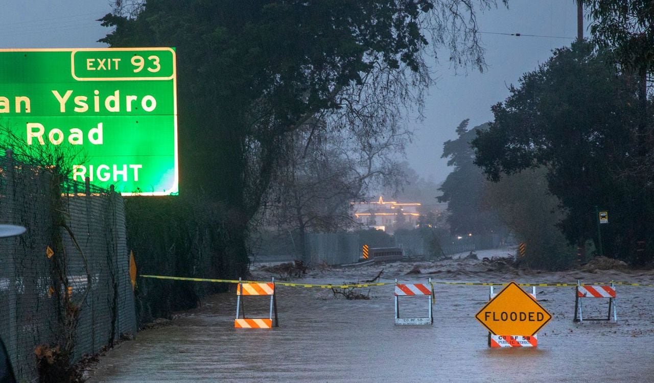 Las carreteras de la población de Montecito se encuentran bajo el agua