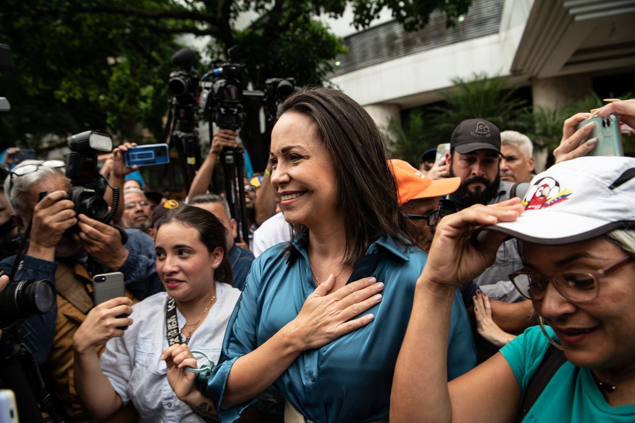 La líder de la oposición María Corina Machado hace un gesto cuando llega a un mitin el 23 de junio de 2023 en Caracas, Venezuela. La oposición convocó a elecciones primarias para octubre buscando enfrentar a Maduro como un frente conjunto en las elecciones presidenciales de 2024