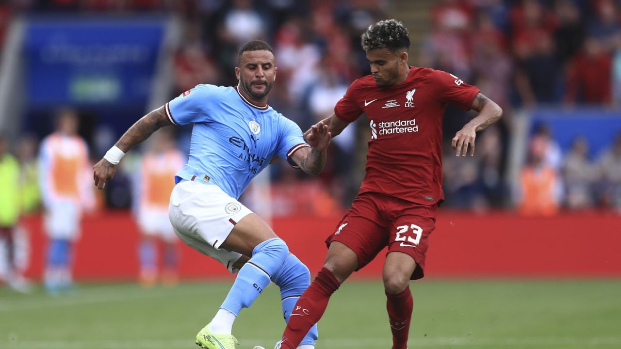 Liverpool's Luis Diaz, right, fights for the ball with Manchester City's Kyle Walker during the FA Community Shield soccer match between Liverpool and Manchester City at the King Power Stadium in Leicester, England, Saturday, July 30, 2022. (AP/Leila Coker)