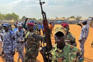 Soldados de Sudán del Sur bailan, animan y aceleran por las calles de Juba en una "demostración de fuerza" antes de la visita del Papa Francisco al país esta semana en Juba, Sudán del Sur, 2 de febrero de 2023. 