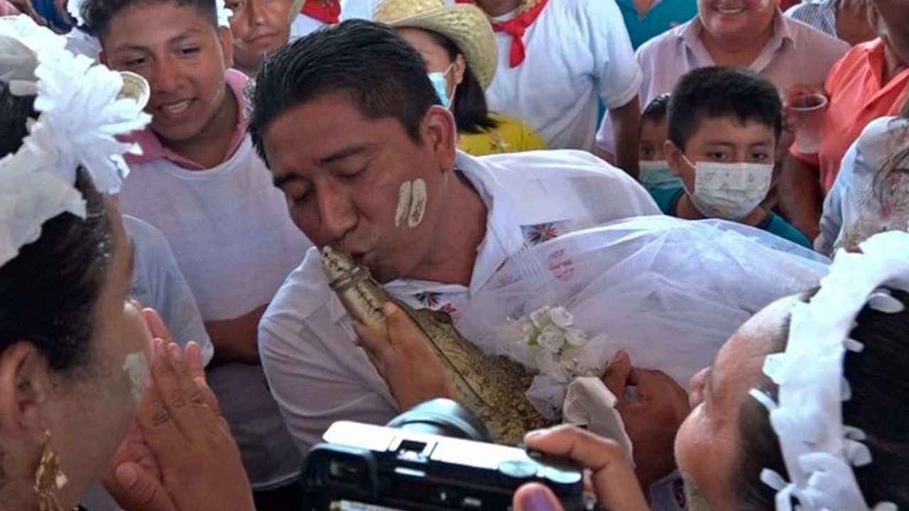 Alcalde, en México, se casa con un lagarto