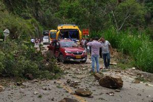 Varios carros quedaron atrapados entre rocas