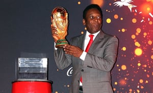Pelé ha levantado la copa por tres veces en su historia.