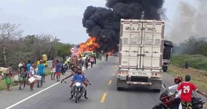 Momento de la explosión del camión cisterna, mientras decenas de habitantes de la zona intentaban sacar gasolina.