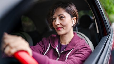 Mujer conduciendo con audífonos