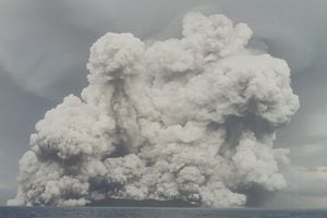 Se produce una erupción en el volcán submarino Hunga Tonga-Hunga Ha'apai frente a Tonga, el 14 de enero de 2022. Foto  Servicios geológicos de Tonga/a través de REUTERS 