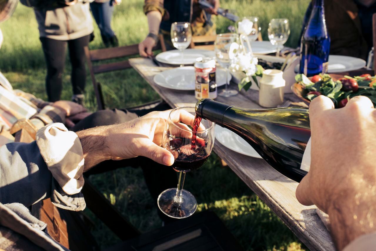 El consumo adecuado de vino tinto ayuda a prevenir enfermedades cardíacas.