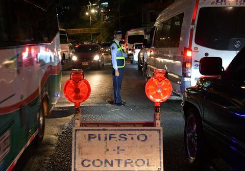 Llegó la noche en la vía al Mar y como esperaban las autoridades locales, un gran número de vehículos intenta ingresar lo más pronto posible a la capital vallecaucana.