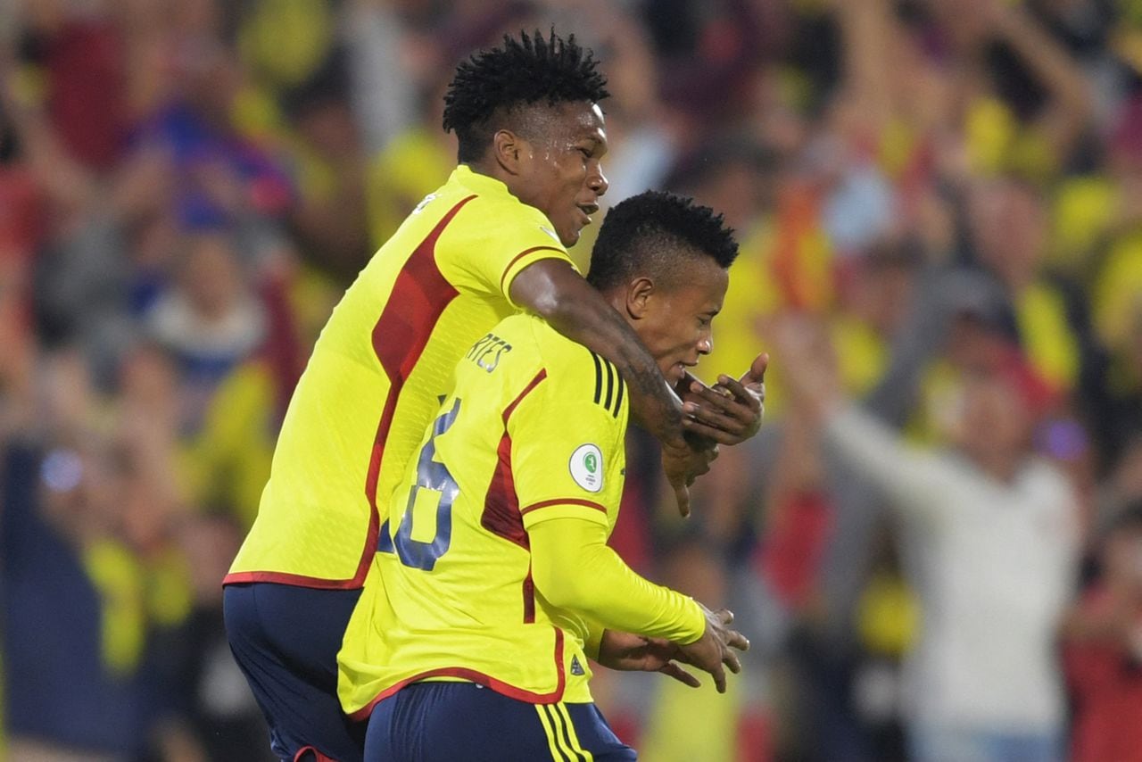 Óscar Cortes y Jorge Cabezas celebrando el segundo gol de Colombia.