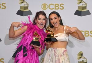 Abigail Barlow y Emily Bear en los Premios Grammy
