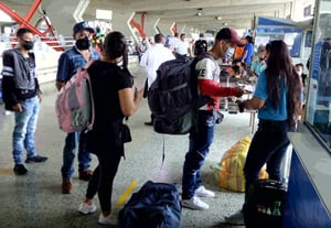 En la Terminal de Transportes de Cali se vio una mayor afluencia de personas en búsqueda de tiquetes para viajar a otros municipios del Valle del Cauca y el resto del país, dada la libre circulación.