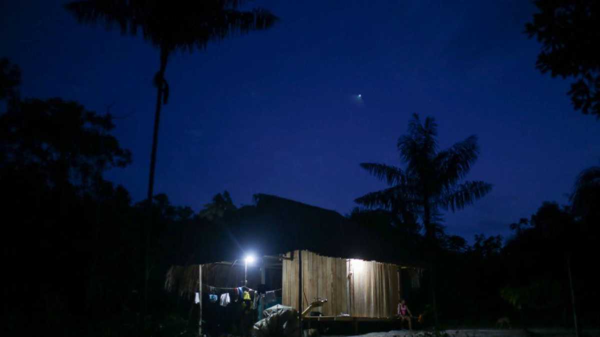 Se construyeron 94 sistemas de generación híbrida (paneles solares y plantas diésel) e instalaron 905 medidores prepago en las viviendas.