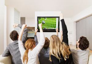 Fanáticos del fútbol viendo un partido.