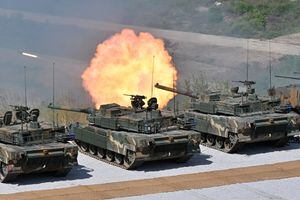 Los tanques K-2 de Corea del Sur disparan durante un simulacro militar conjunto entre Corea del Sur y EE. UU. en el campo de entrenamiento de incendios de Seungjin en Pocheon, Corea del Sur, el 15 de junio de 2023. 