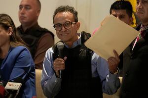 Con un chaleco antibalas, Christian Zurita, quien reemplaza al asesinado candidato presidencial Fernando Villavencencio, habla durante una conferencia de prensa en Guayaquil, Ecuador