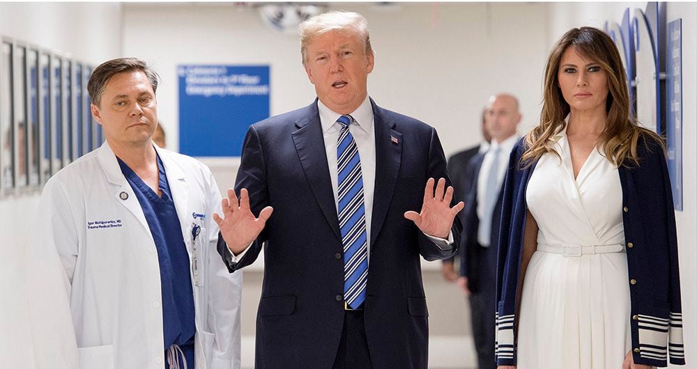   El presidente no solo habría ocultado que era positivo para covid sino que sus médicos habrían subestimado ante el público la gravedad de su enfermedad. La prueba positiva se dio el 26 de septienbre de 2020, cuando Trump abordó el Air Force One.
