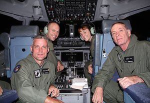 Keith Stansell y Thomas Howes, en compañía de la tripulación del avión que los llevó de nuevo a su casa el pasado 2 de julio. 
