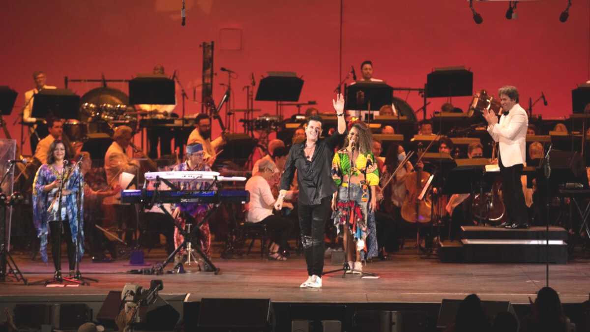El cantante y compositor colombiano llevó su particular ritmo del vallenato junto al maestro Gustavo Dudamel y La Filarmónica de Los Ángeles. "Somos hermanos pero la arepa es nuestra", bromeó Vives en el escenario.
