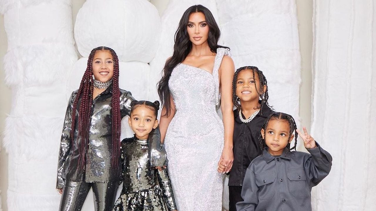 Kim posó muy elegante con sus cuatro hijos. Foto: Instagram @kimkardashian.
