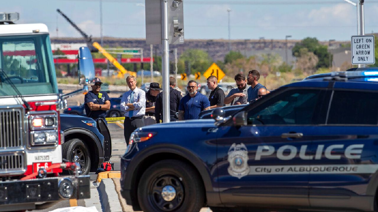 El alcalde de Albuquerque, Tim Keller, dialogo con varios funcionarios en el lugar del accidente.