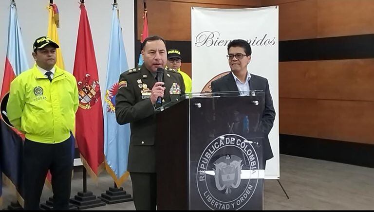 El general Marco Bolívar, Fiscal General Militar y Policial y el director de la Justicia penal Militar José Rodríguez anunciando decisiones contra integrantes de la Policía implicados en posibles casos de corrupción.