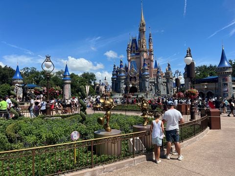 La gente se reúne antes del desfile "Festival of Fantasy" en el parque temático Walt Disney World Magic Kingdom en Orlando, Florida